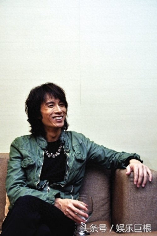 黄子华，从小家庭破裂，因案底无法考警，如今是“栋笃笑”始祖