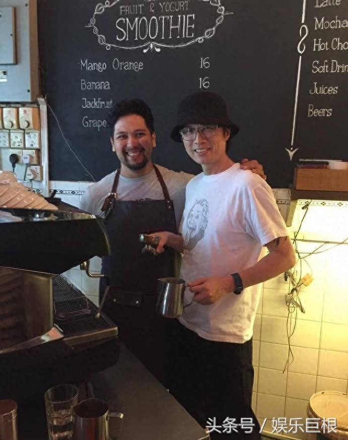 黄子华，从小家庭破裂，因案底无法考警，如今是“栋笃笑”始祖