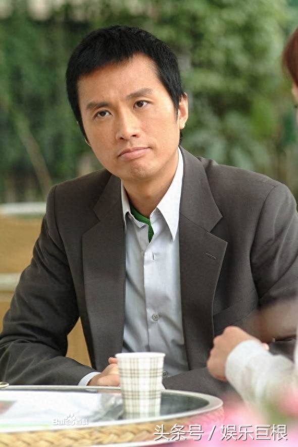 黄子华，从小家庭破裂，因案底无法考警，如今是“栋笃笑”始祖