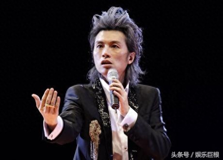 黄子华，从小家庭破裂，因案底无法考警，如今是“栋笃笑”始祖