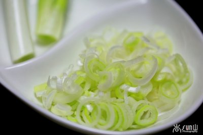 ​在你的家乡，葱花是指切碎的葱段？小香葱？葱的花？还是....