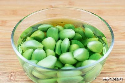 ​腊八蒜的正确做法（腌腊八蒜，只加醋是“外行”，牢记3个窍门，酸香脆爽，2天