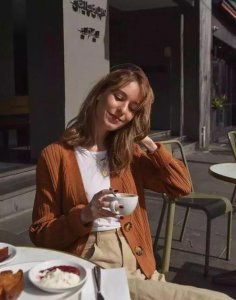 ​咖色可以搭配的颜色洋气(咖色外套配什么颜色内搭好看图片)