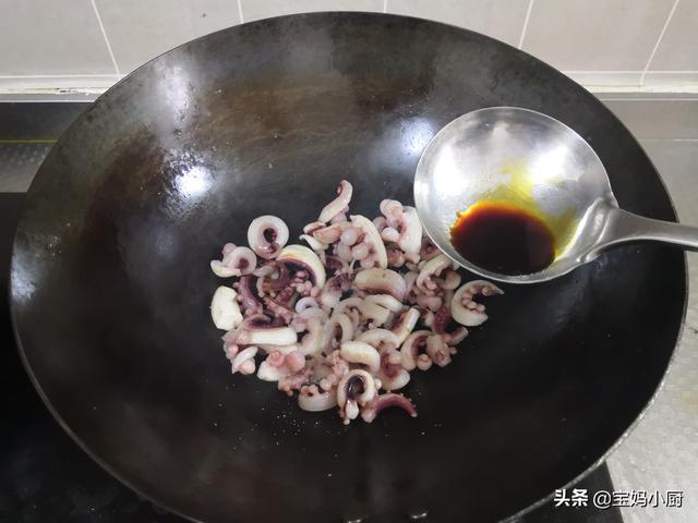 鱿鱼怎么做好吃又简单方法（鱿鱼的4分钟家常做法）(8)