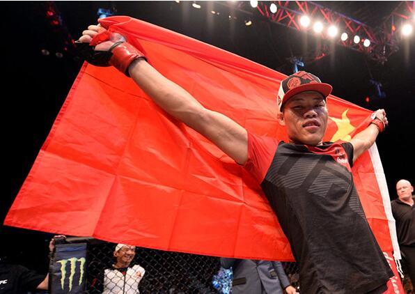 女子草量级ufc全部排名（谁说综合格斗让女人走开）(2)