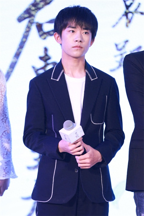 易烊千玺帅气出席《思美人》发布会 现场演唱《离骚》