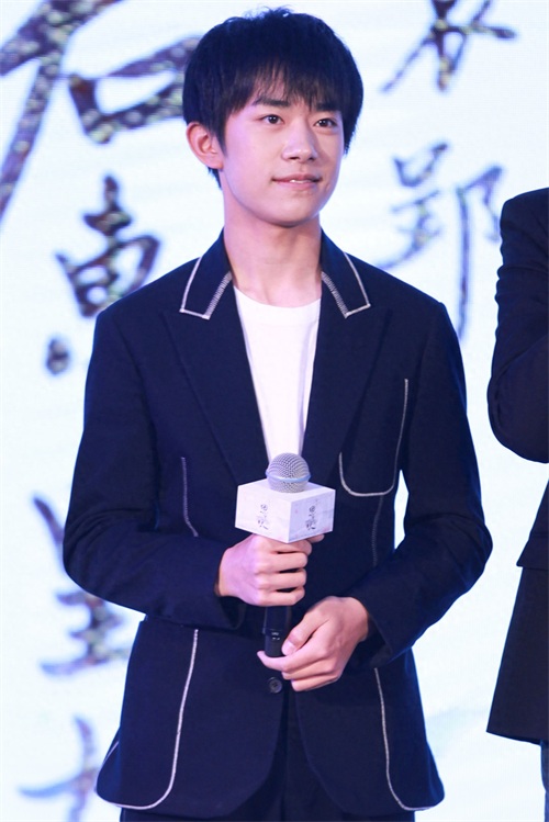 易烊千玺帅气出席《思美人》发布会 现场演唱《离骚》