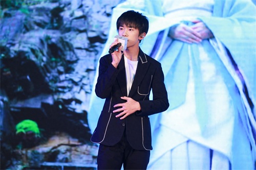 易烊千玺帅气出席《思美人》发布会 现场演唱《离骚》