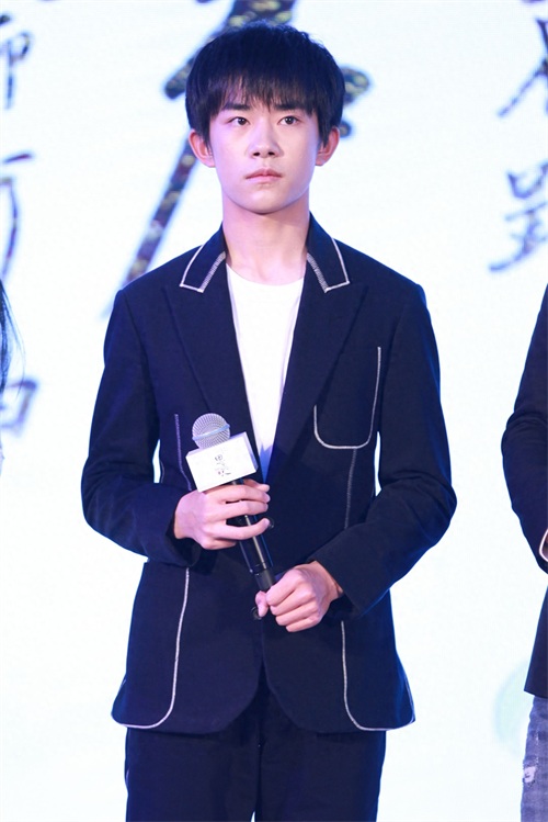 易烊千玺帅气出席《思美人》发布会 现场演唱《离骚》