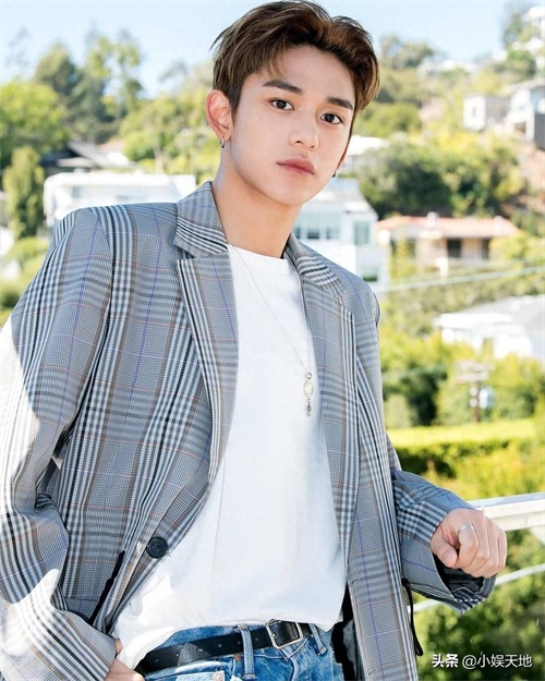 SuperM成员黄旭熙（lucas),蓝色条格西装搭配牛仔裤，精致的Boy
