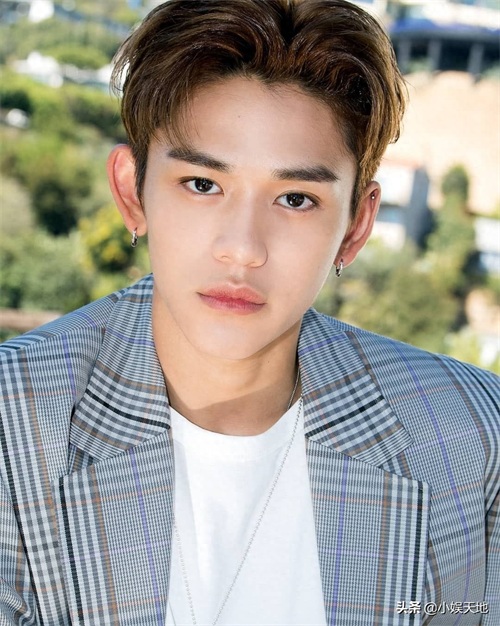 SuperM成员黄旭熙（lucas),蓝色条格西装搭配牛仔裤，精致的Boy