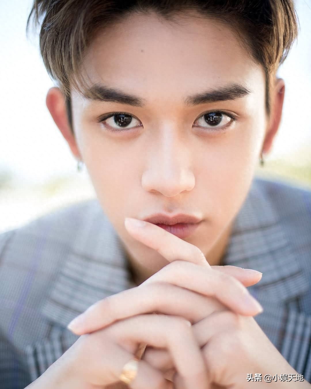 SuperM成员黄旭熙（lucas),蓝色条格西装搭配牛仔裤，精致的Boy