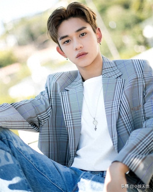 SuperM成员黄旭熙（lucas),蓝色条格西装搭配牛仔裤，精致的Boy