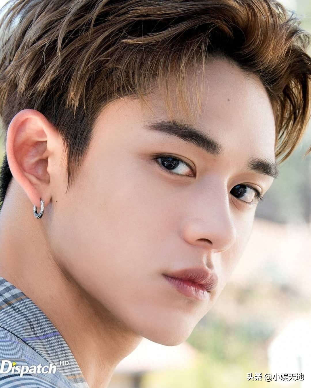 SuperM成员黄旭熙（lucas),蓝色条格西装搭配牛仔裤，精致的Boy