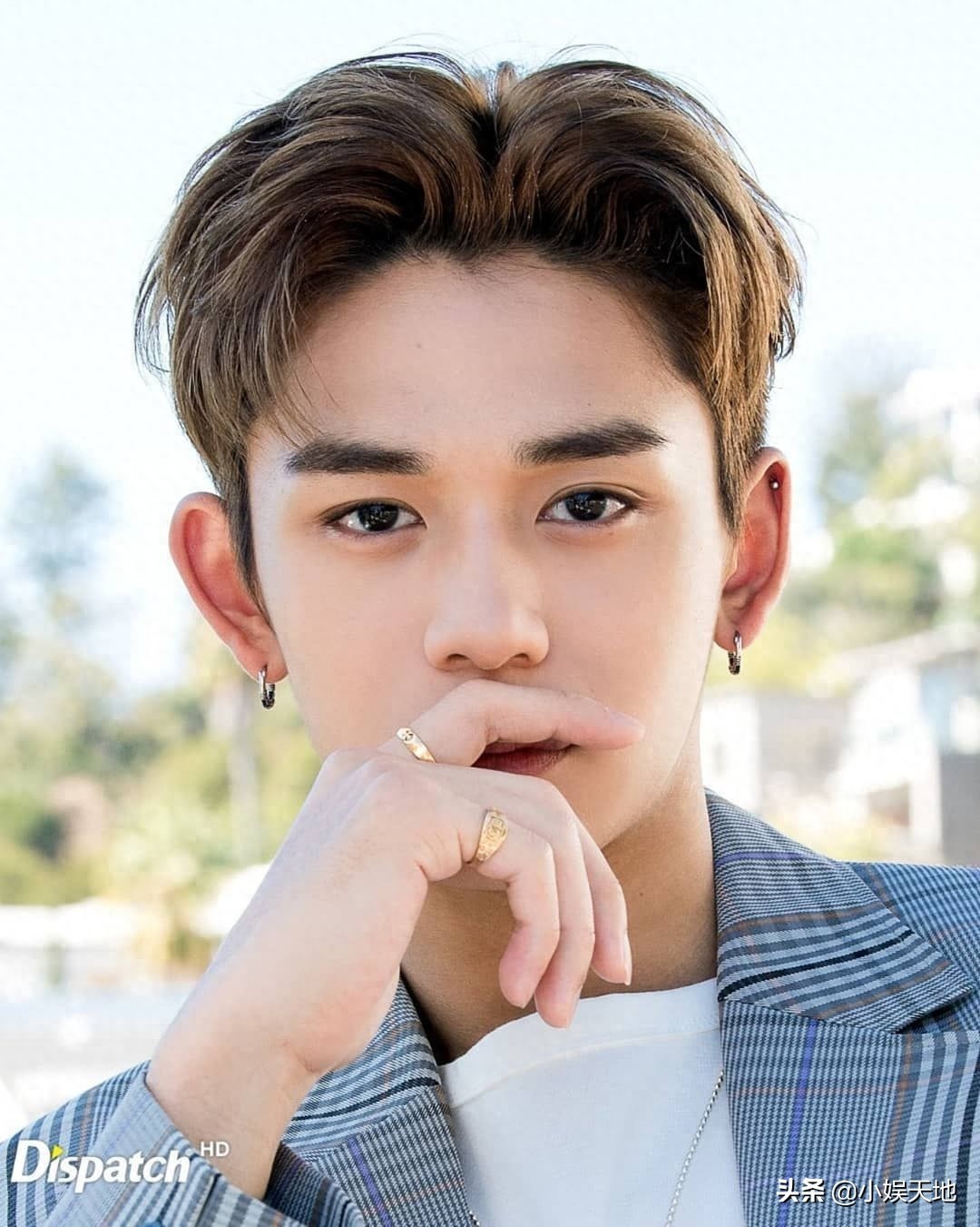 SuperM成员黄旭熙（lucas),蓝色条格西装搭配牛仔裤，精致的Boy