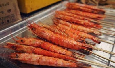 ​劈柴院是山东青岛必打卡美食街，游客：不便宜，但一站能吃很多种