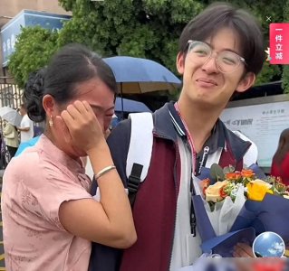 ​太辛酸！浙江高考结束，妈妈抱着儿子失态的大哭！评论全是骂声！