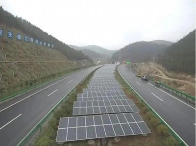 ​我国首条光伏高速公路既能充电又能跑车