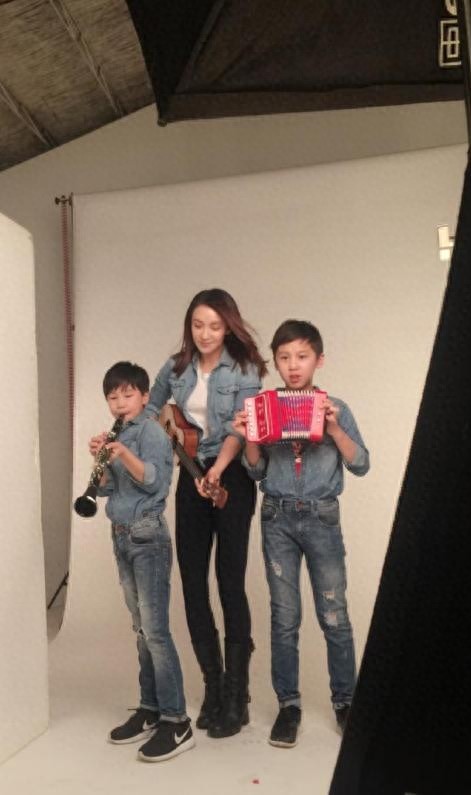 39岁“梦萍”乐珈彤身材火辣，两个帅气的儿子颜值果然不一般