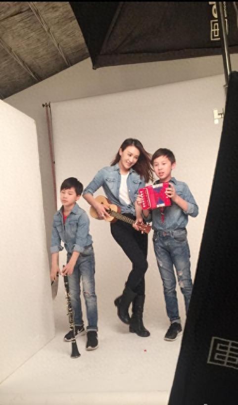 39岁“梦萍”乐珈彤身材火辣，两个帅气的儿子颜值果然不一般