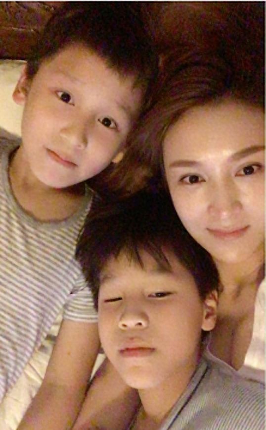 39岁“梦萍”乐珈彤身材火辣，两个帅气的儿子颜值果然不一般