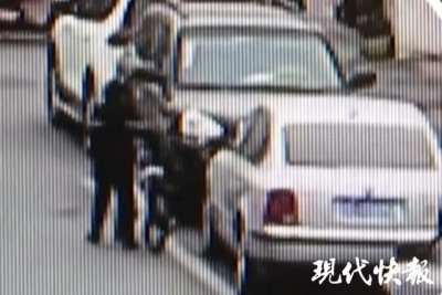 ​9岁男孩连划14辆车，父母带他鞠躬道歉并赔偿