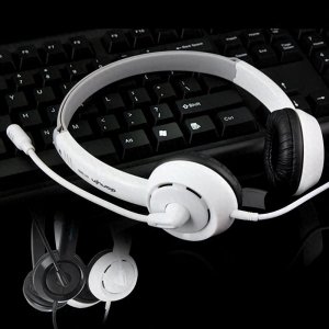 ​电脑插上耳机之后一边有声音一边没有声音怎么办？