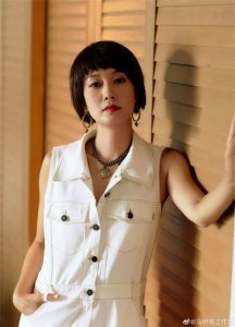 ​马伊琍终于换发型，中分短发搭灰色套装，美得不一样了