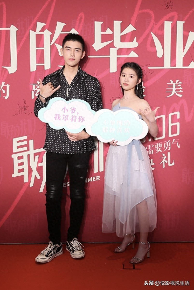 清纯可爱的外表下的“何蓝逗”,却拥有着一颗爱搞怪的心?