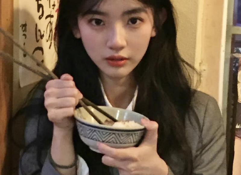 女司机开车被人突然拦车，手忙脚乱直接撞向路人，连人带车栽沟里