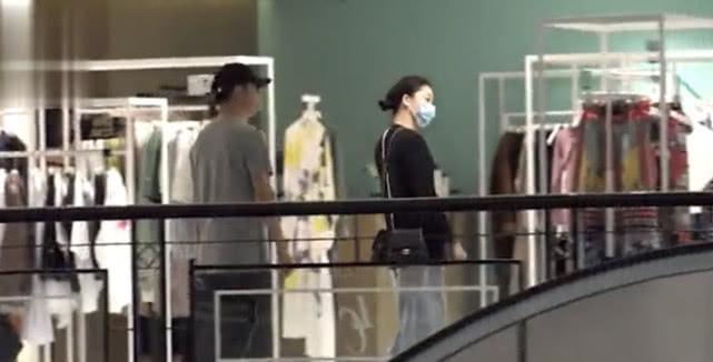 周丽淇傅程鹏婚后很低调,夫妻罕见牵手逛街,男方贴心陪太太购物