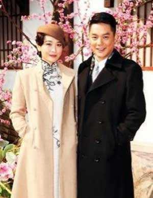 周丽淇傅程鹏婚后很低调,夫妻罕见牵手逛街,男方贴心陪太太购物