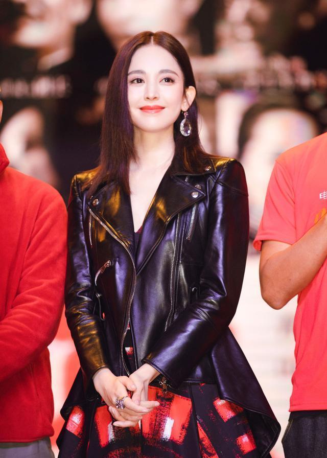 娜扎拍《男人装》，穿收腰西装配印花纱裙，包裹严实变暗夜精灵