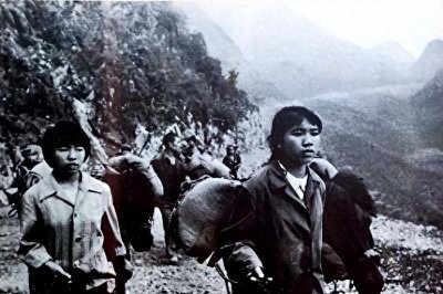 ​18岁女乡长冒着越军炮火，带骡马队支前，30年后将军落泪