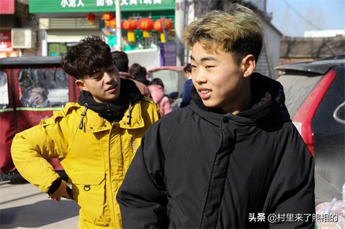 小镇青年“火”了，他们是一群梦在都市、根在家乡的人