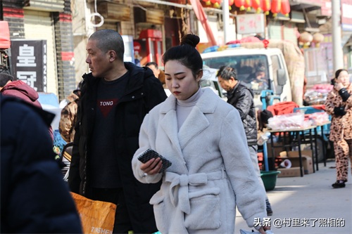 小镇青年“火”了，他们是一群梦在都市、根在家乡的人