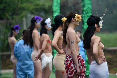 ​江苏常州风情玫瑰园举办人体彩绘表演，吸引大量游客前来观赏