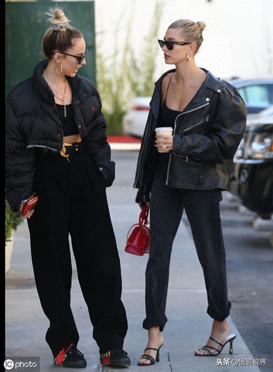 海莉·鲍德温现身,穿皮夹克搭紧身背心,踩高跟鞋高挑美艳