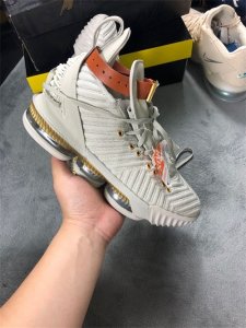 ​立体雄狮浮雕！Nike LeBron 16“HFR”简单评测