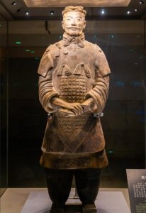 ​秦陵兵马俑二号坑重大突破：首现“将军俑”震惊考古界