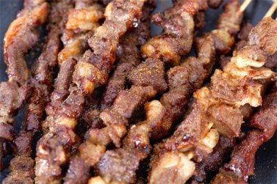 ​烤肉串这样做，外焦里嫩，香气十足，做法简单，全家都喜欢吃