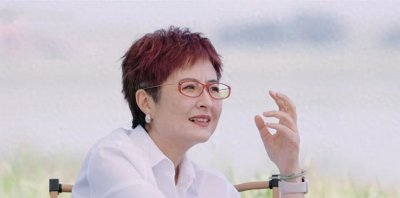 ​张泉灵：曾是央视一枝花，低调嫁大18岁李铁为妻，如今过得怎样了