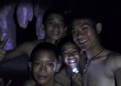 ​找到了！13人少年足球队洞穴失踪10天后获救，靠触摸确认同伴还活着