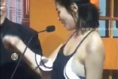 ​刘涛肩带突然掉落是真的么 尴尬露点的香肩照