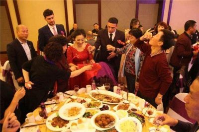 ​和领导喝酒时的实用敬酒话术模板，能说会道，让领导更欣赏你