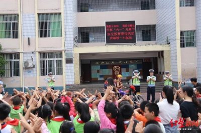 ​“光头强”无证开车被抓了？原来是配合交警陪孩子过节