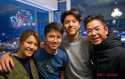 ​53岁林晓峰被谢天华逼供新恋情？好兄弟张智霖调侃，嗑瓜子看好戏