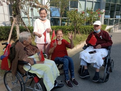 ​10月1日，国旗下的武汉紫荆医院