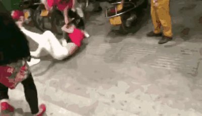 ​安徽原配群殴小三，强行扒光衣服，街头公开羞辱：这是道德沦丧？