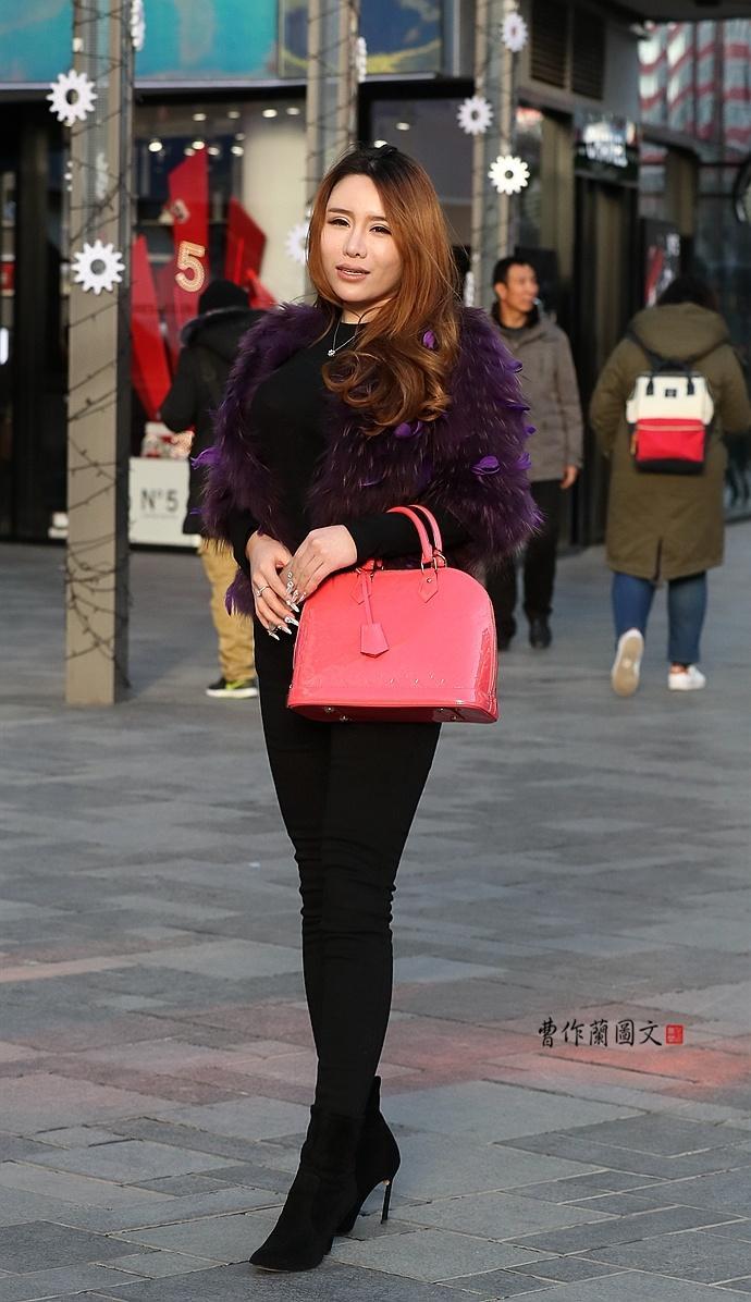 街拍:穿细高跟短靴的美女,更有女人味儿